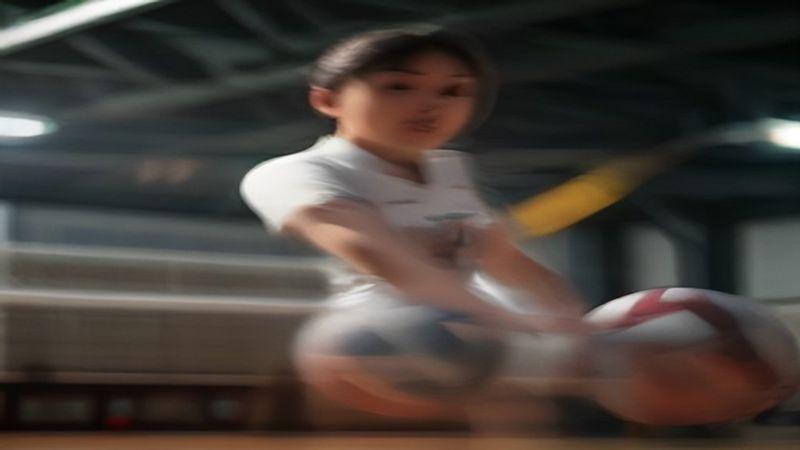 นักวอลเลย์บอลตบยัดเหนือตาข่ายในสนามในร่ม
